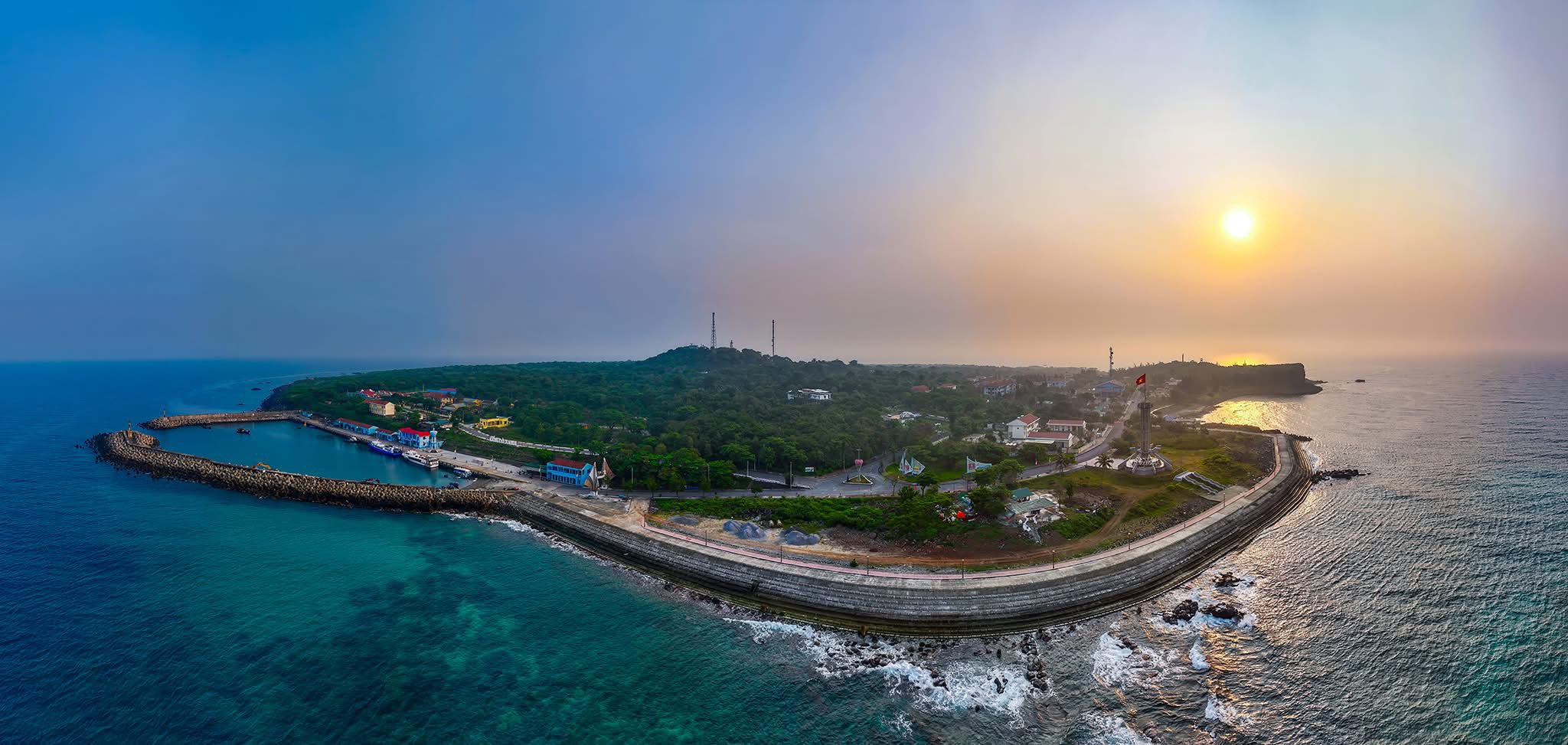 B&igrave;nh minh tuyệt đẹp tr&ecirc;n đảo tiền ti&ecirc;u Cồn Cỏ (Quảng Trị) - một 